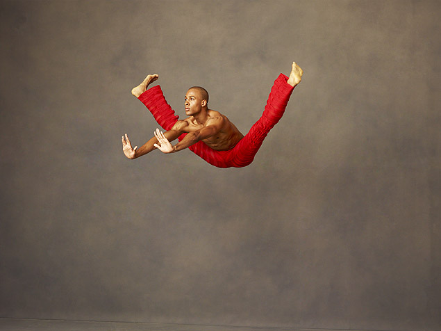 Companhia Alvin Ailey American Dance Theater no espetáculo "Takademe", coreografia de Robert Battle