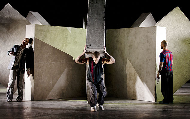 Cia. Eastman (Bélgica), dirigida pelo coreógrafo Sidi Larbi Cherkaoui, em cena do espetáculo "Puz/zle", que integra a programação da 10ª Temporada de Dança do Teatro Alfa 