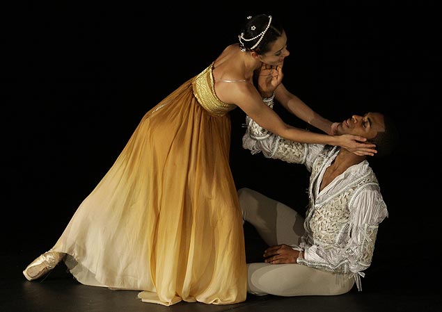 Aline Campos e Nielson Souza em cena de "Romeu e Julieta", da São Paulo Companhia de Dança