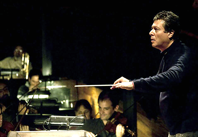 O maestro argentino Carlos Vieu, que conduzirá a Orquestra do Theatro São Pedro no sábado (21) e no domingo (22)