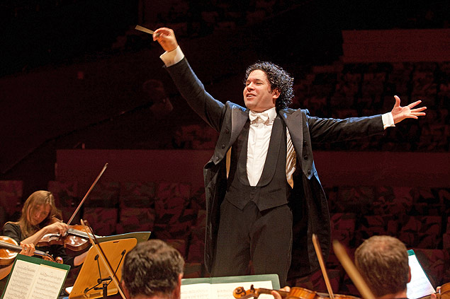 O performático maestro Gustavo Dudamel rege a Sinfônica Simón Bolívar na Sala São Paulo