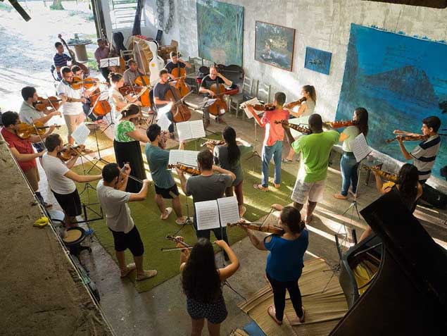 Grupos de músicos se reúnem na Fazenda Serrinha, em Bragança Paulista, para o festival Ilumina