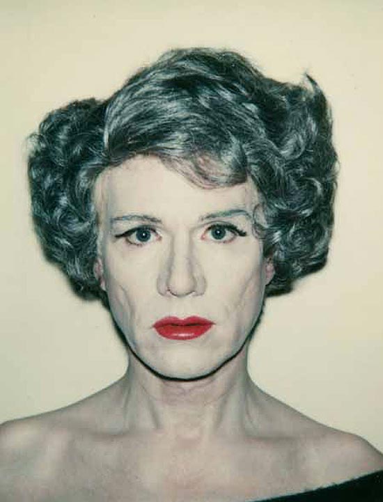 Autorretrato do artista plstico e cineasta norte-americano Andy Warhol (1928-1987) travestido de mulher