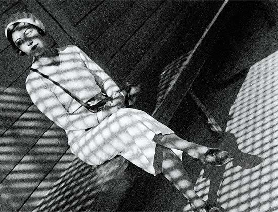 "Moça com uma Leica" (foto), de 1934, é um retrato de Levguenia Lemberg e um dos 170 trabalhos na mostra