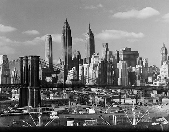 Fotografia de Andreas Feininger mostra a ponte do Brooklyn e a linha do horizonte de Manhattan, em 1940