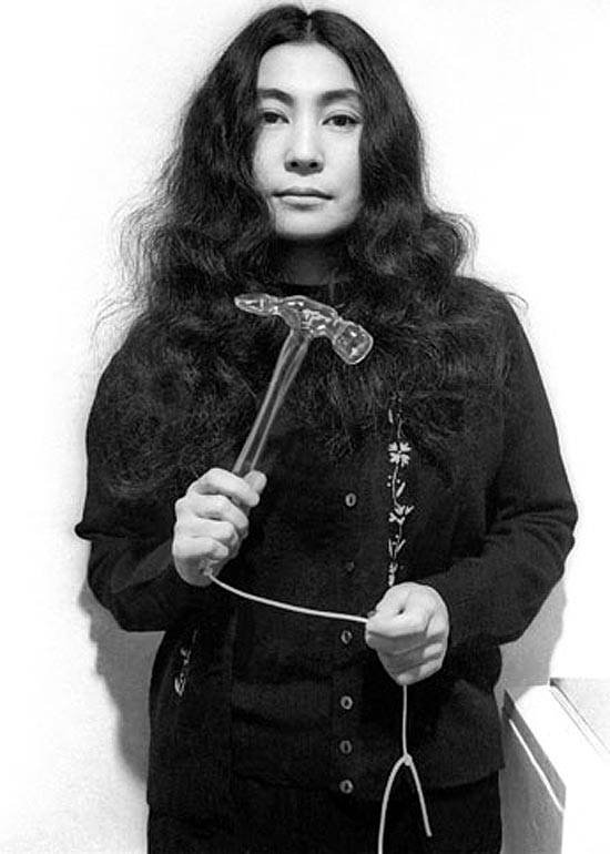 Clay Perry fotografou Yoko Ono em meio a uma instalação feita em 1967, em Londres