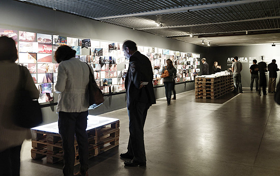 Visitantes observam obras da exposição "Archea - Sustainable Landmarks", que fica no MuBE até 22 de maio
