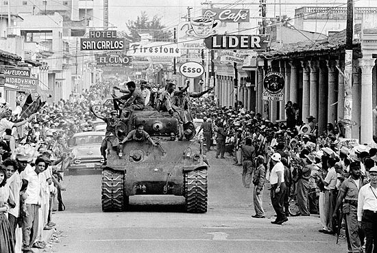 Tropas revolucionárias de Castro nas ruas da cidade de Santa Clara, previamente libertada por Ernesto Che Guevara
