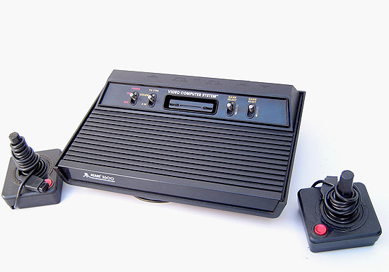 Atari (foto) e outros modelos de videogames atraem atenção de adultos e crianças no shopping Continental