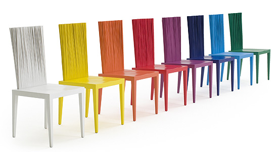 Série multicolorida das cadeiras "Janette", dos irmãos Campana