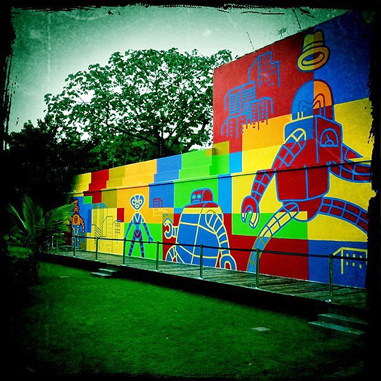 Mural do artista MZK integra o projeto Novos Muralistas em cartaz no Sesc Ipiranga (zona sul de São Paulo)