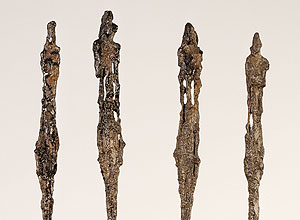 A escultura de bronze "Quatro Mulheres Sobre Base", de 1950, integra retrospectiva de Alberto Giacometti (1901-1966) 