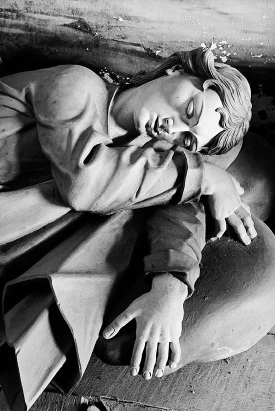 Imagem de São João Evangelista Adormecido (foto), de Aleijadinho, integra a exposição de Horacio Coppola no IMS 