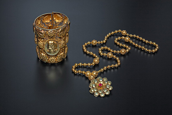 Bracelete e colar de escravas baianas (foto) estão na exposição "Joias Crioulas" na Caixa Cultural