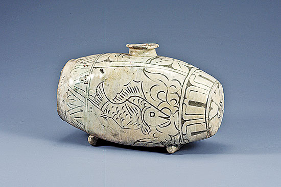 A garrafa com formato de fardo de arroz da dinastia Joseon integra a exposição "O Espectro Diverso - 600 Anos de Cerâmica Coreana", no Masp 