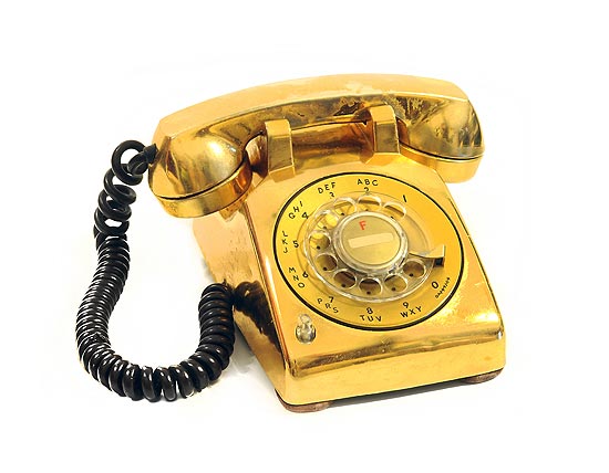 Telefone folheado a ouro (foto), que ficava no quarto de dormir de Elvis, é outra atração da exposição em SP
