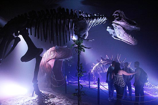Dinossauro gigante, com 10 metros de altura, é atração em shopping de SP -  19/10/2021 - Criança - Guia Folha