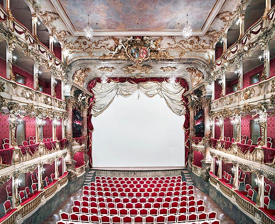 Höfer apresenta mostra com imagens de grandes dimensões, como a fotografia do Teatro Nacional de Munique