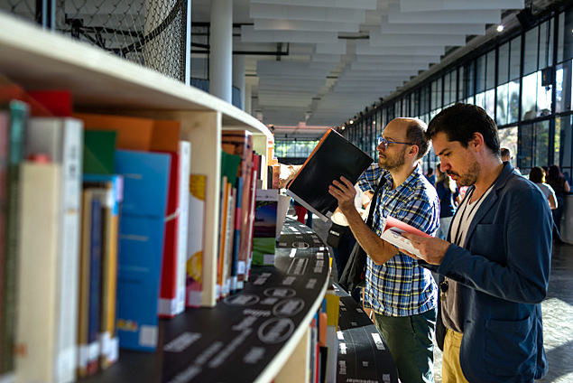 Visitantes observam livros na biblioteca da 31 Bienal de So Paulo; acervo ser doado para centro cultural no Campo Limpo