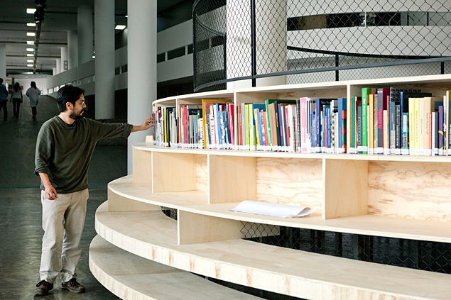 Visitantes observam livros na biblioteca da 31 Bienal de So Paulo; acervo ser doado para centro cultural no Campo Limpo