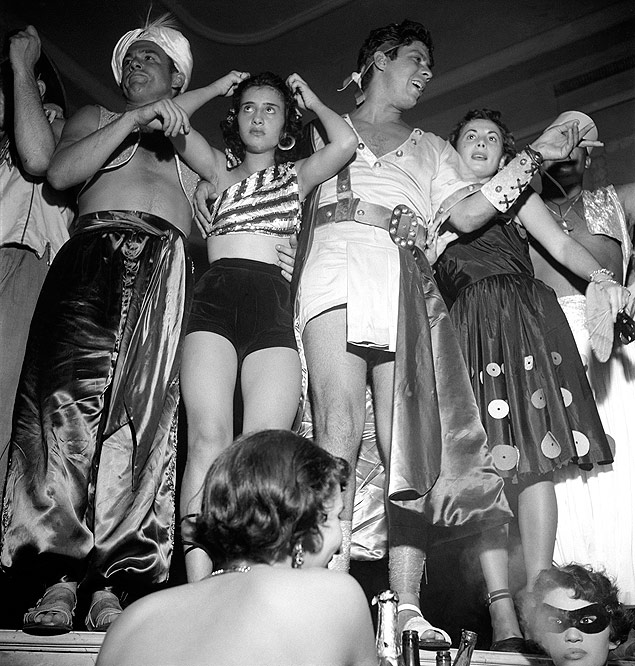 Foto de um Carnaval nos anos 1950 no Copacabana Palace, em cartaz na exposição Bailes do Brasil 