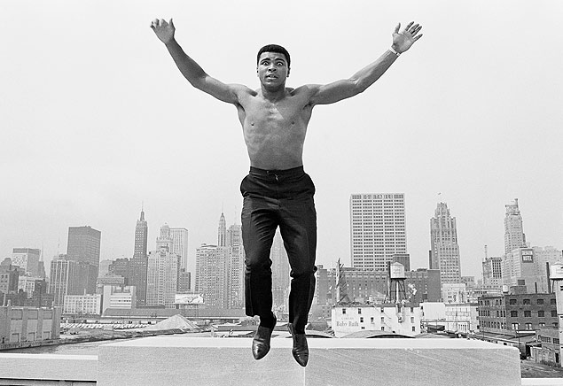 Muhammad Ali pulando numa ponte em Chicago