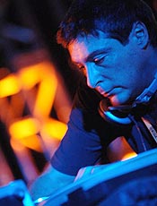 O DJ Gabo toca set de new wave no clube SPKZ, no sábado (5)