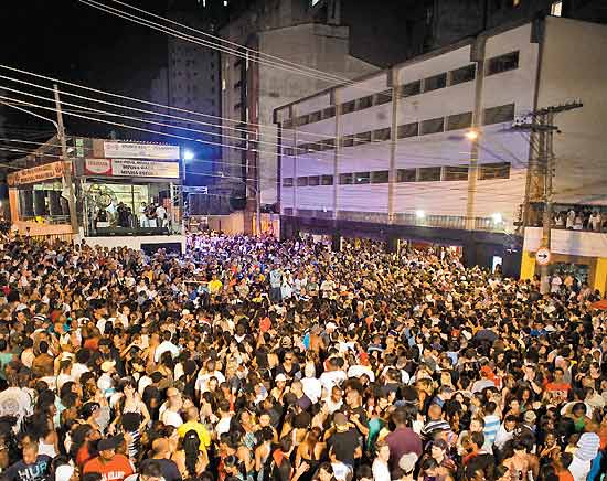 Evento da Vai-Vai atrai multidão nas ruas do Bexiga