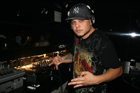 O DJ Fabulous Fabz, que acompanha o rapper Ja Rule, faz DJ set de hip-hop neste sábado (11) no Play Club