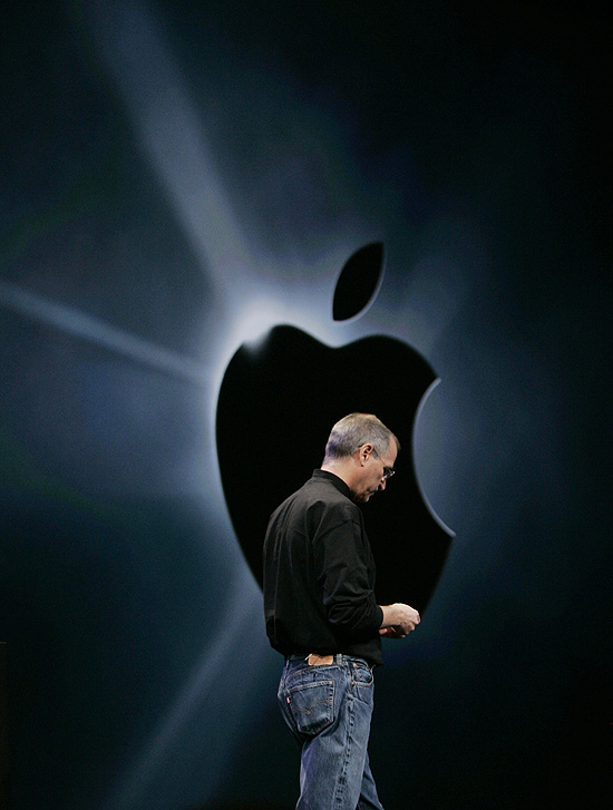 Steve Jobs em evento de 2007, no qual apresentou o iPhone e a Apple TV