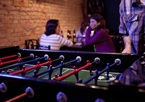 Ambiente do bar-balada Puma Social Club, que tem mesas de pebolim (foto) e fliperama para o público