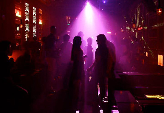 Ambiente do Sonique, que promove a festa Dark Room, com blackout durante a noite, nesta terça-feira (24)