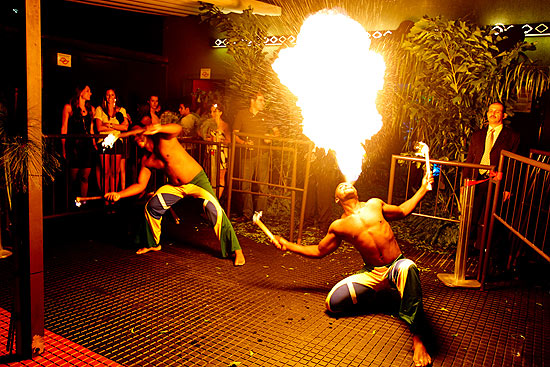Pirofagistas (foto) recebem público da Jungle Party, que acontece nesta sexta-feira (23), no Santa Aldeia