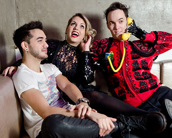 Os Djs Gabriel Rocha, Johnny Luxo e Lily Scott, especialistas em música pop, posam para foto no clube Glória