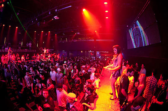 Ambiente do clube Eazy (zona oeste), que promove a Noite dos Solteiros nesta segunda (28), com DJ Marlboro