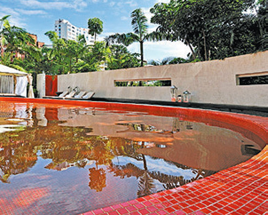 A piscina do hotel Tivoli, onde ocorre a festa Domennica neste domingo (29) à tarde