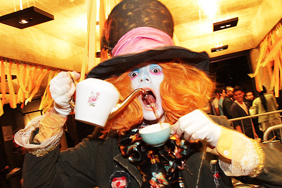 Chapeleiro Maluco (foto) serve chá na festa "Chá de Alice" nesta sexta-feira (3)em SP