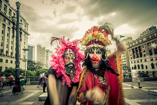 O duo Denny & Don é uma das atrações da festa Venga. Venga!, que promove um baile de máscaras neste sábado (28)