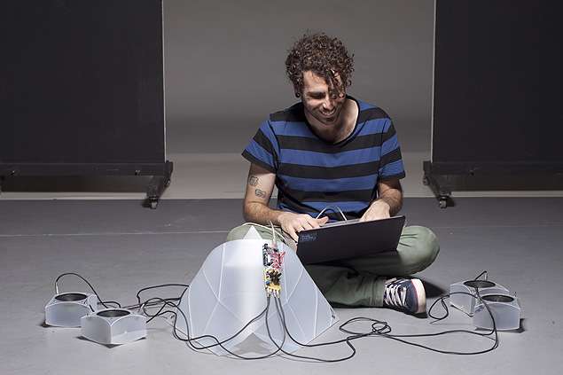 O artista Andr Damio explora a msica e a tecnologia em duas instalaes