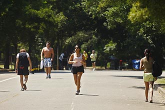 No mais conhecido parque da capital paulista, as pessoas caminham, praticam corrida e aproveitam atividades culturais do local