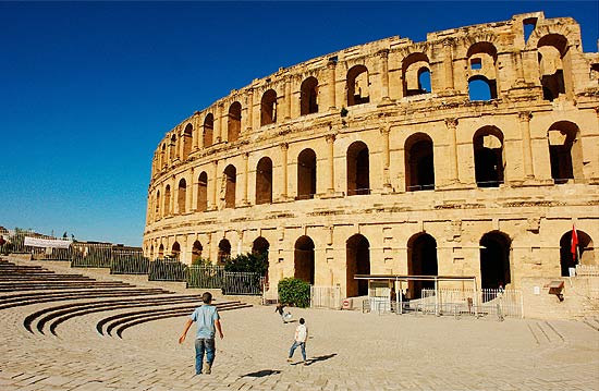  Caio Vilela. A foto foi tirada na cidade de El Jem na Tunísia. Este anfliteatro, que leva o nome da cidade foi construído no século III e é o maior, estilo coliseu romano, do norte da África.