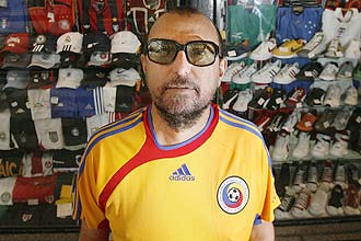Escritor e jornalista Xico S durante visita  loja de camisas de futebol "Kuan Sport", na Galeria do Rock, centro de So Paulo