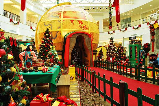 Globo de seis metros de altura (foto) serve de casa para o Papai Noel no shopping Taboão