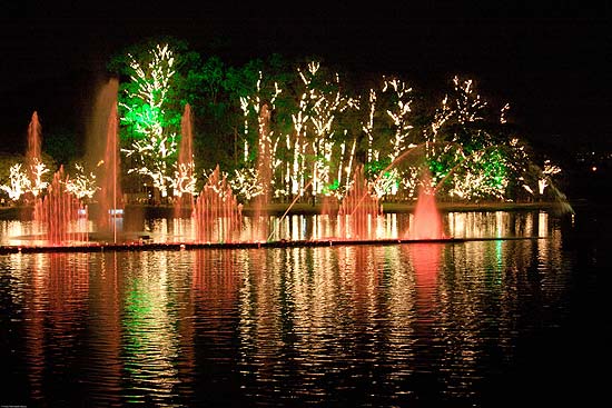 Fonte multimídia do parque do Ibirapuera (foto) ganha luzes, projeções de Natal e muitos sons