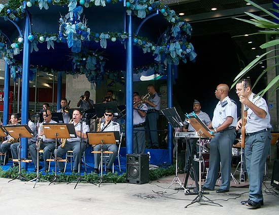 Jazz Band da Polícia Militar (foto), composta por 16 músicos, se apresenta na segunda-feira, às 13h