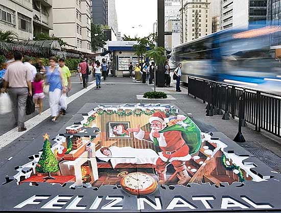 Pintura de tema natalino e com efeito em 3D pintado em placas de madeira e instalado na calçada da av. Paulista