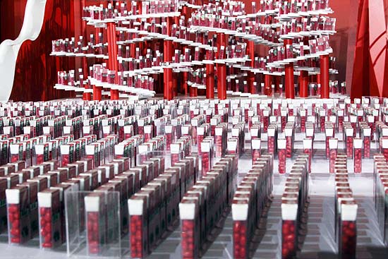 Caixinhas de balas formam dominó gigante (foto) em exposição no Shopping Metrô Tatuapé até 3 de abril