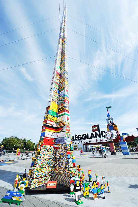 Imagem da Lego Tower montada na Alemanha; a do Brasil espera ser a maior de todas as torres executadas
