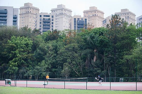 Parque Villa-Lobos, que possui quadras de tênis (foto), é opção para quem quer fugir do caos do trânsito
