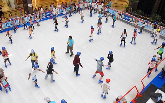 Para animar o inverno, o Mais Shopping Largo 13 instalou uma pista de patinação no gelo, com cerca de 300 m²